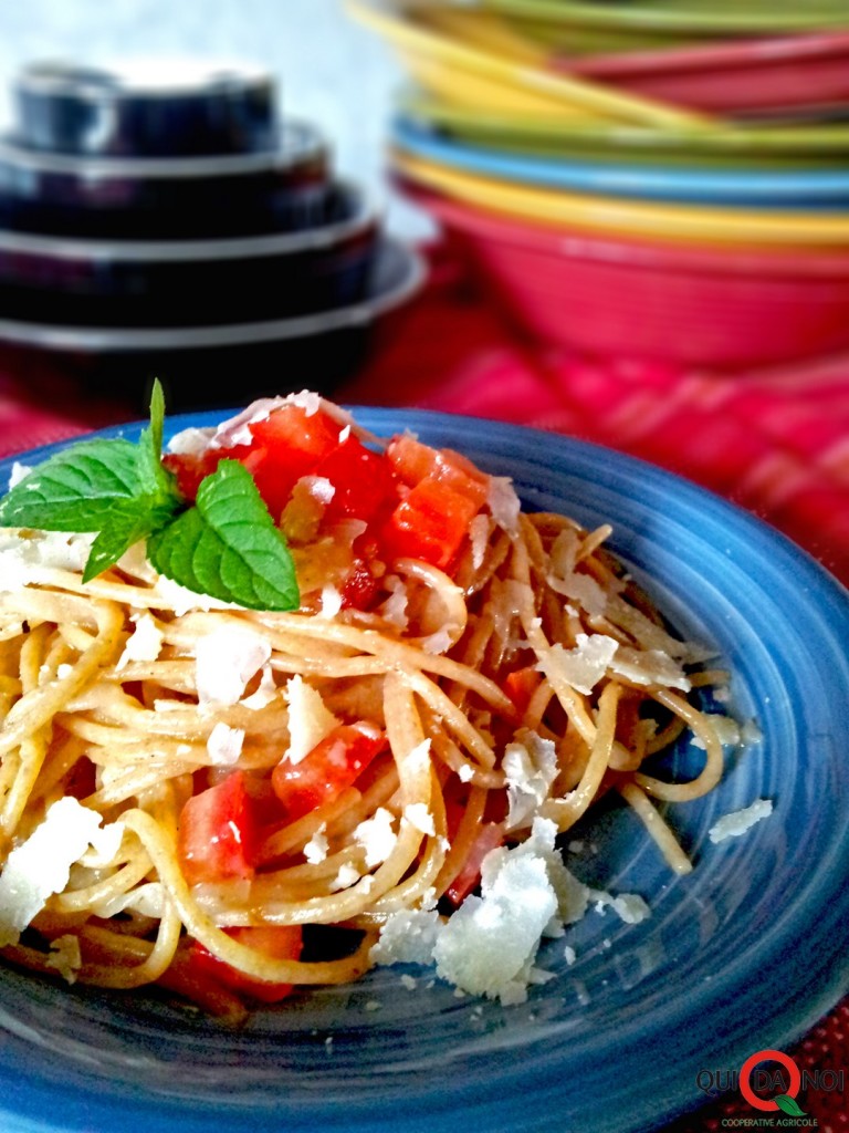Spaghetti integrali con pomodoro crudo, cipolle e menta_Paola-Uberti