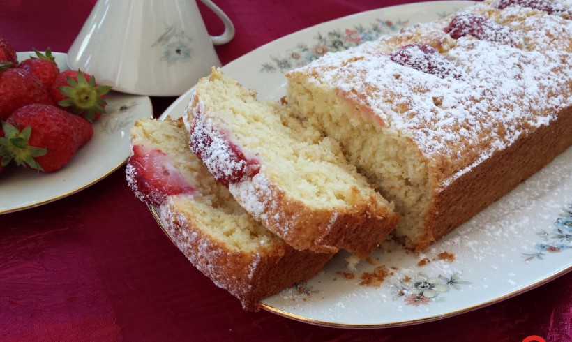 CAKE AL COCCO E FRAGOLE (senza glutine e senza lattosio)