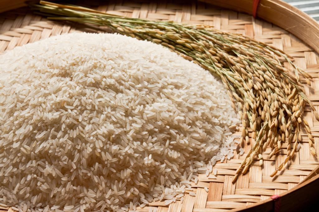 rice on threshing basket