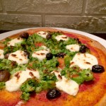 Pizza integrale soffice con porri caramellati, broccoli e robiola