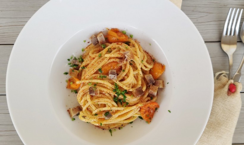 Spaghetti alle acciughe, con pomodorino giallo, filetto di cefalo affumicato e peperone crusco