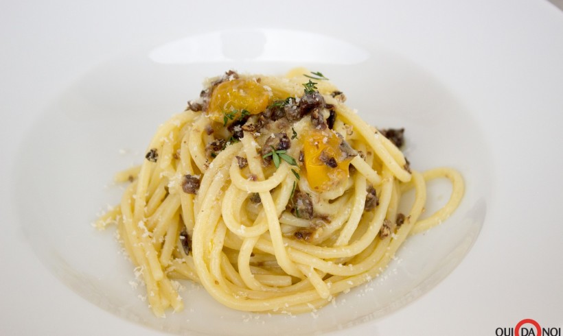 Spaghetti con acciughe, pomodorino giallo e crumble di ceci neri