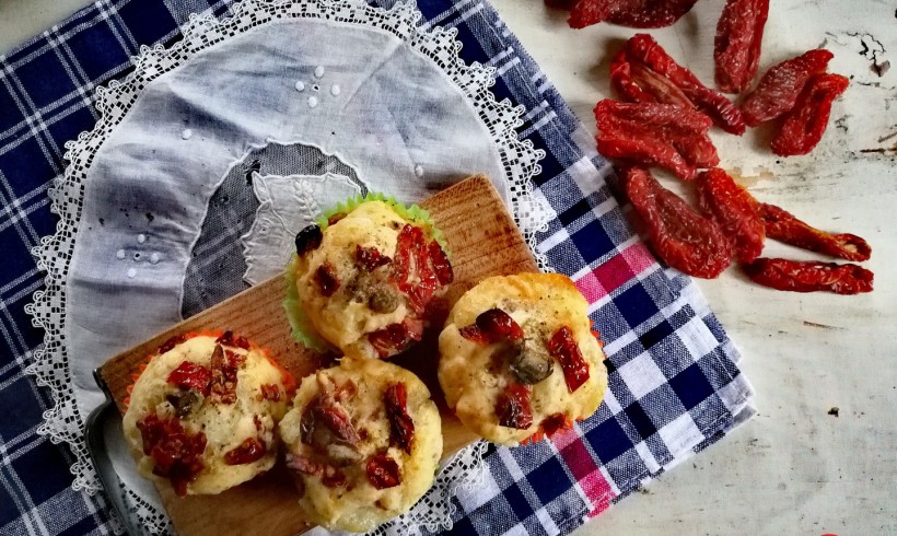 Pizza muffin con pomodori secchi