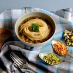 Spaghetti in zuppa di verdure disidratate con zenzero e salsa di soia