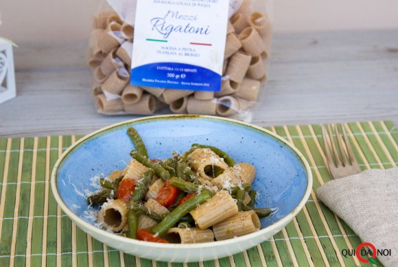 Mezzi rigatoni integrali con fagiolini, pomodorini e caciocavallo