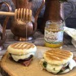Tigelle sfiziose con miniburger e miele asfodelo