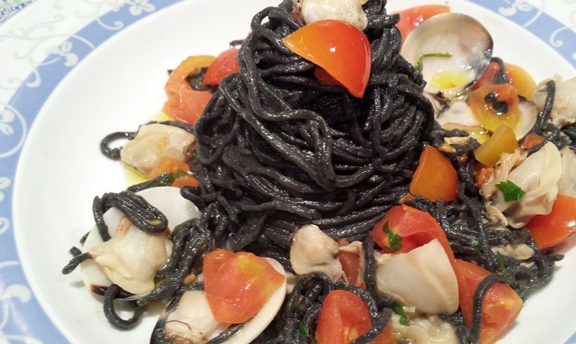 TAGLIOLINI AL NERO DI SEPPIA CON VONGOLE E POMODORINI