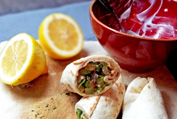 WRAP DI ZUCCHINE E FRIGGITELLI CON FETA, MENTA E LIMONE