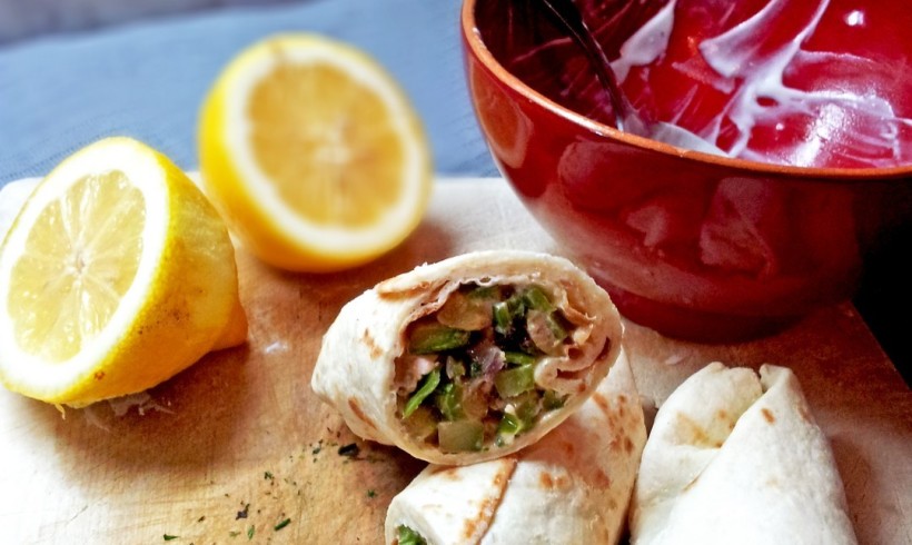 WRAP DI ZUCCHINE E FRIGGITELLI CON FETA, MENTA E LIMONE