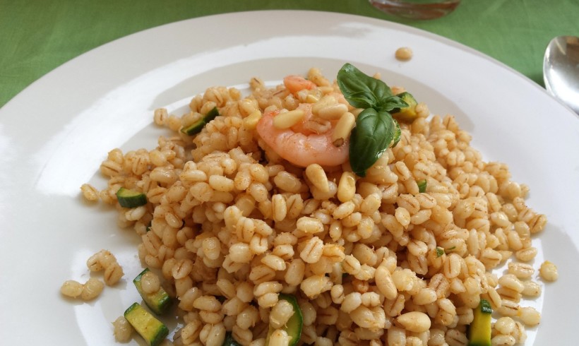 INSALATA D’ORZO CON ZUCCHINE E GAMBERETTI ALLA PAPRIKA DOLCE E ZENZERO