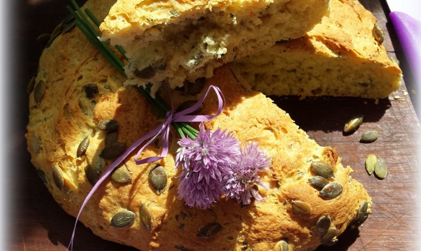 PAGNOTTA KAMUT CON ERBA CIPOLLINA E SEMI DI ZUCCA