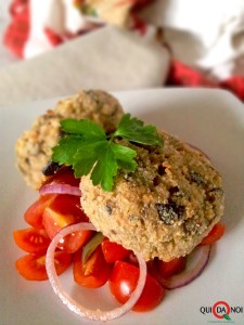 HAMBURGER DI MELANZANE E CEREALI AL FINOCCHIO E LIMONE CON POMODORINI