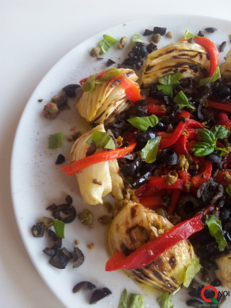 Insalata di finocchi grigliati e peperoni arrostiti con olive e capperi_Paola-Uberti