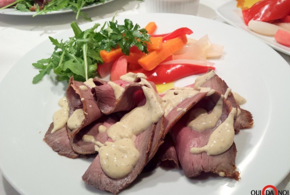 ROAST BEEF CON SALSA ALLA SENAPE E VERDURE ALL’AGRO