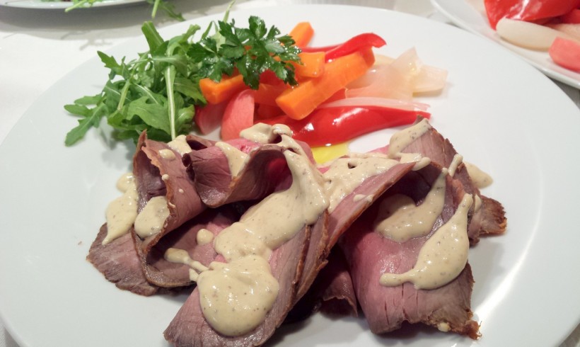 ROAST BEEF CON SALSA ALLA SENAPE E VERDURE ALL’AGRO