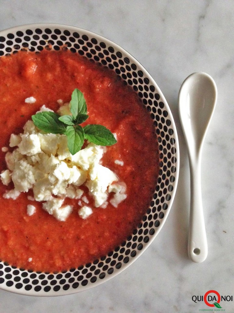 Zuppa fredda di verdure con erbe aromatiche e feta_Paola-Uberti