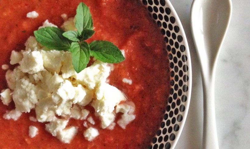 Zuppa fredda di verdure con erbe aromatiche e feta