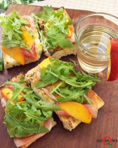 BRUSCHETTE CON PROSCIUTTO CRUDO E PESCHE