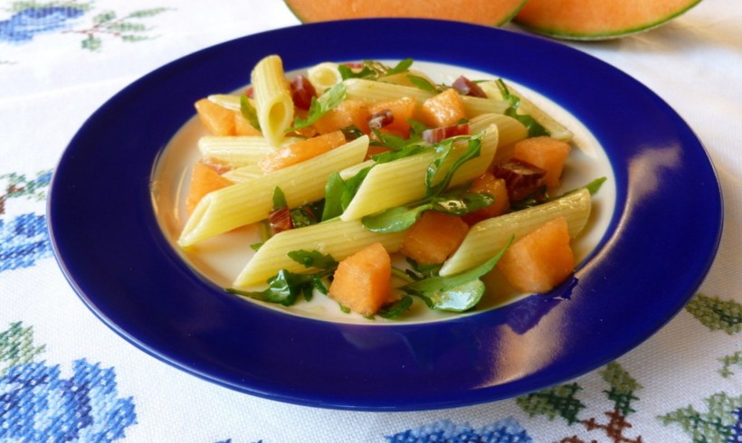 INSALATA DI PENNE, MELONE, PROSCIUTTO CRUDO E RUCOLA