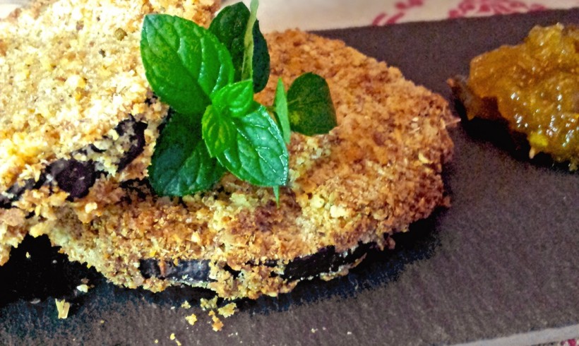 MELANZANE PANATE AL FORNO CON CONFETTURA DI PEPERONCINI E ANANAS