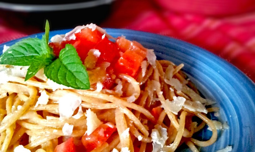 SPAGHETTI INTEGRALI CON POMODORO CRUDO, CIPOLLE E MENTA