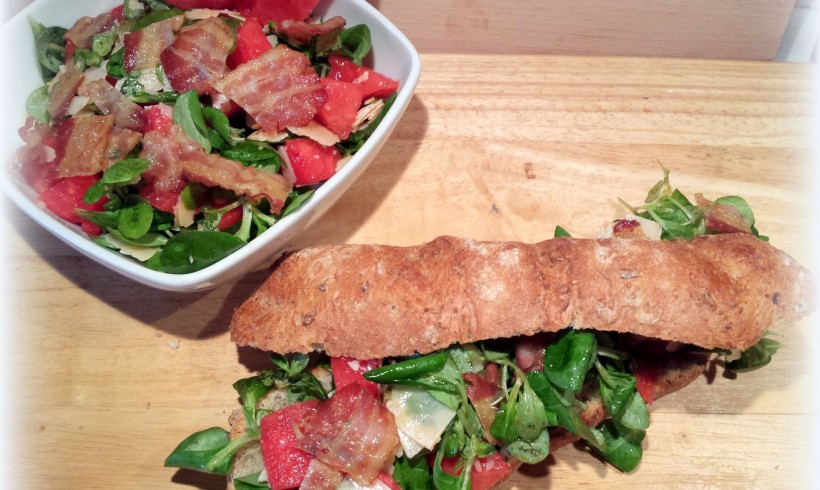 PANINO CON INSALATA DI ANGURIA, GRANA E BACON CROCCANTE