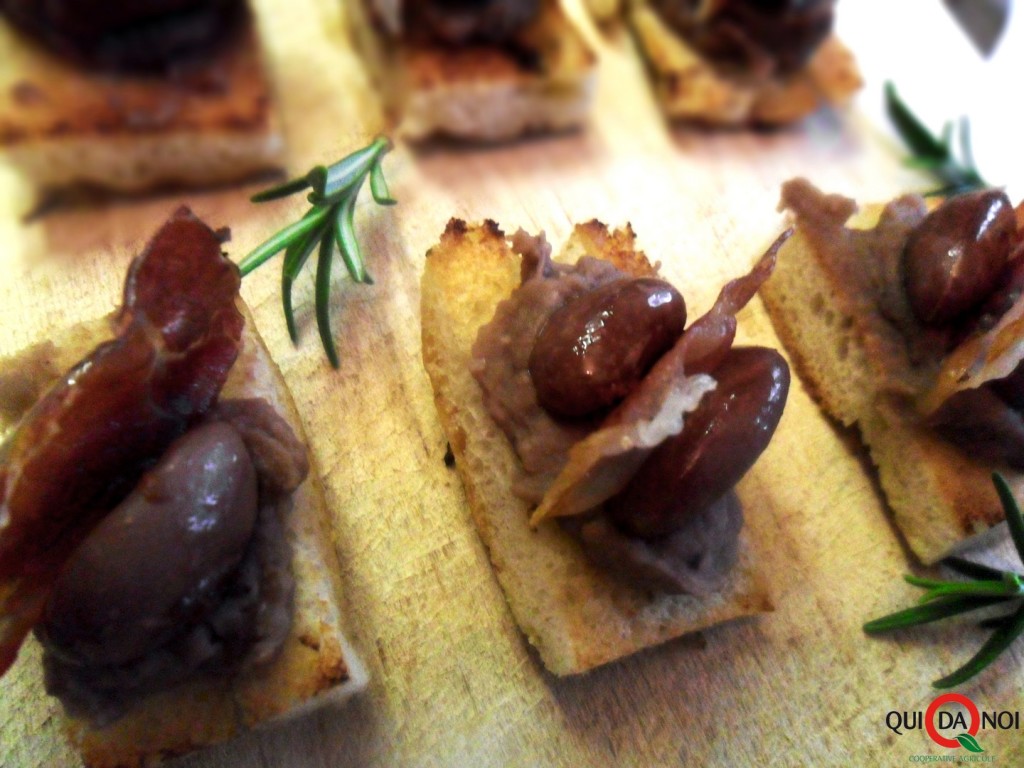 Borlotti al Barbera con speck tostato su crostini di focaccia al rosmarino_Paola Uberti