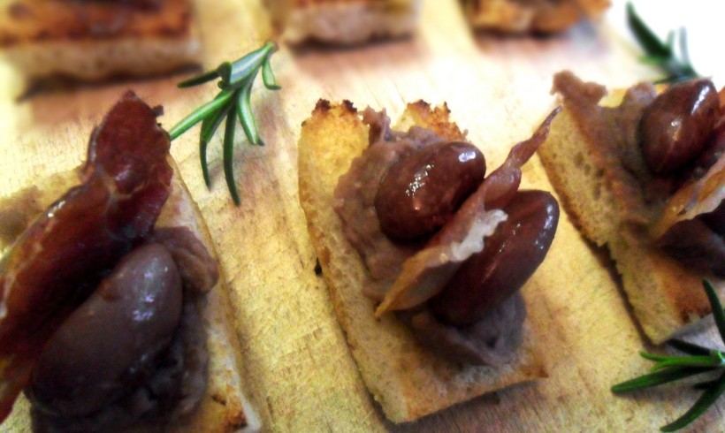 BORLOTTI AL BARBERA CON SPECK TOSTATO SU CROSTINI DI FOCACCIA AL ROSMARINO