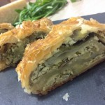 Rotolo con carciofi, rucola e scaglie di Parmigiano