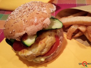 BURGER BUNS CON HAMBURGER DI TACCHINO E PATATINE FRITTE