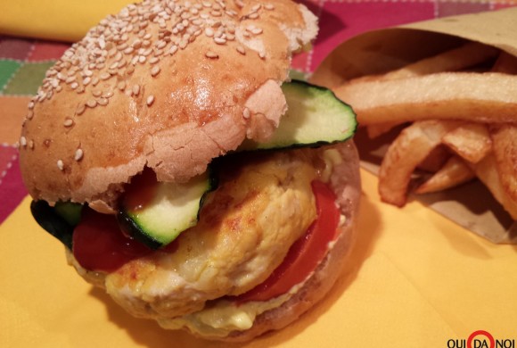 BURGER BUNS CON HAMBURGER DI TACCHINO E PATATINE FRITTE