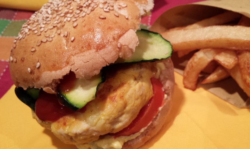 BURGER BUNS CON HAMBURGER DI TACCHINO E PATATINE FRITTE