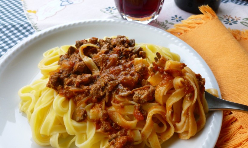 TAGLIATELLE CON SUGO DI FEGATINI DI POLLO