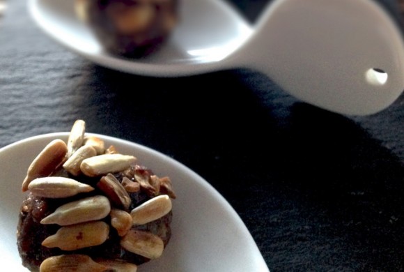 POLPETTINE DI VITELLO, ACCIUGHE, CAPPERI E PATE’ D’OLIVE CON MIELE E SEMI DI GIRASOLE