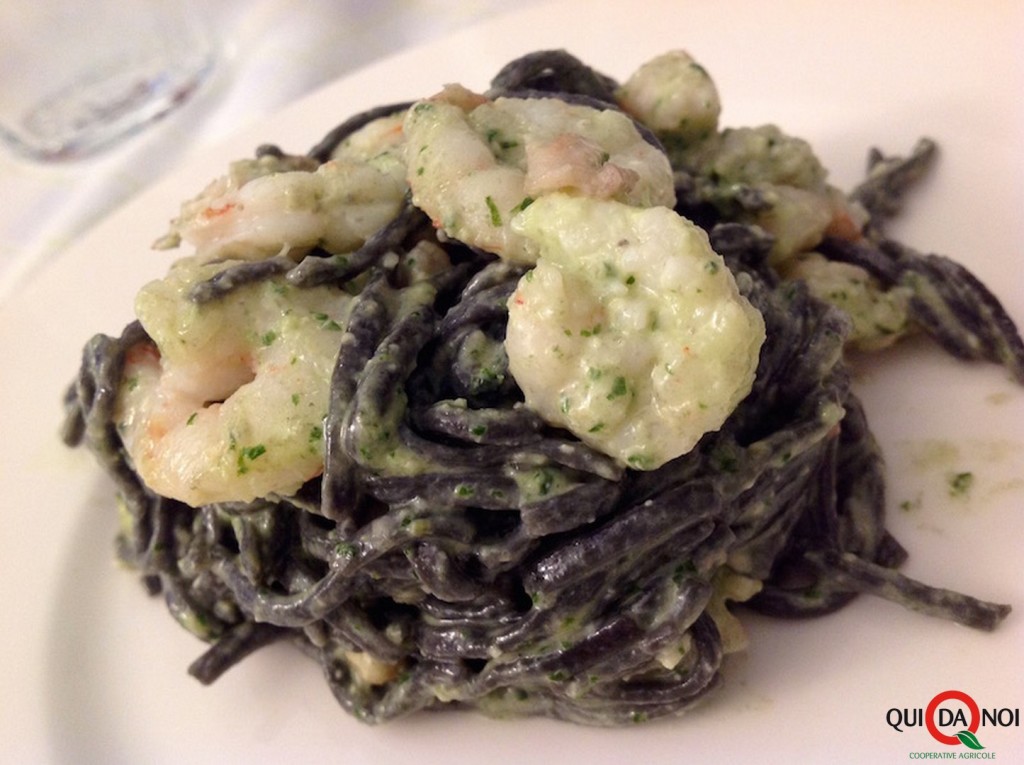 TAGLIOLINI NERI CON SEPPIE PESTO E GAMBERI FOTO