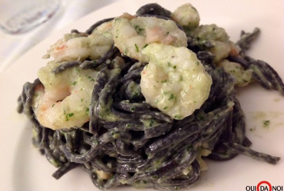 TAGLIOLINI NERI CON SEPPIE, PESTO E GAMBERI