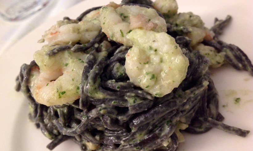 TAGLIOLINI NERI CON SEPPIE, PESTO E GAMBERI