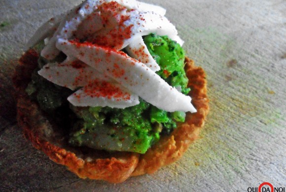 Crostatine di pane raffermo con gambi di broccolo, foglie di cipollotto e mozzarella di bufala