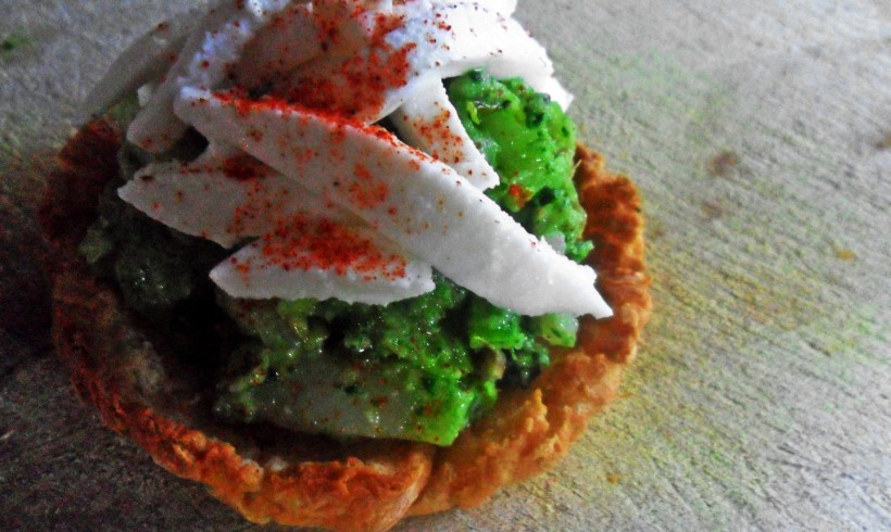 Crostatine di pane raffermo con gambi di broccolo, foglie di cipollotto e mozzarella di bufala