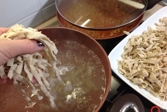 TAGLIATELLE AI FUNGHI PORCINI CON RAGU’ DI CARNE E PISELLI