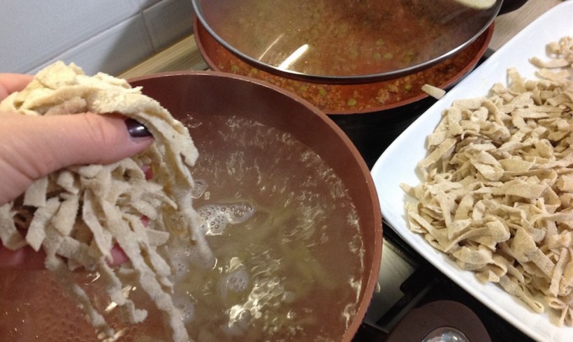 TAGLIATELLE AI FUNGHI PORCINI CON RAGU’ DI CARNE E PISELLI