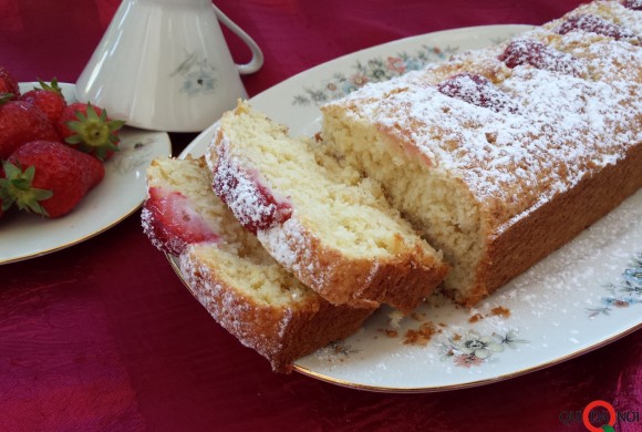 CAKE AL COCCO E FRAGOLE (senza glutine e senza lattosio)