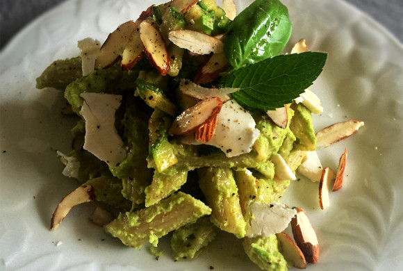 Penne di farro con crema di zucchine alle mandorle arrostite e primo sale di pecora