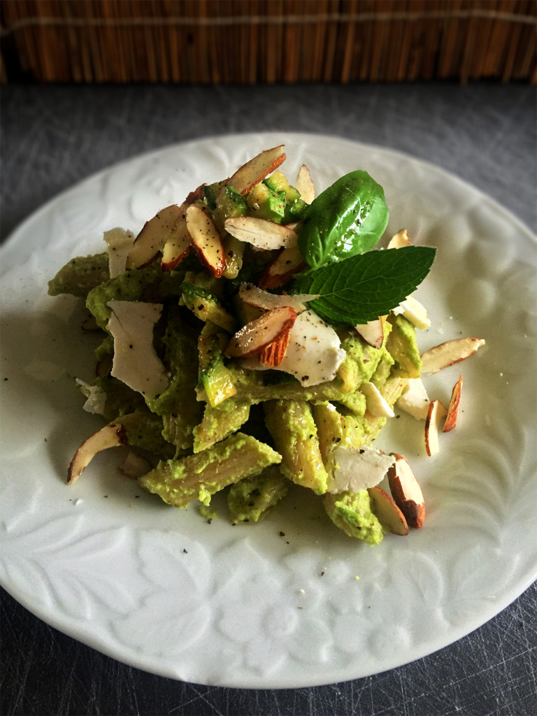 Penne di farro con crema di zucchine alle mandorle arrostite e primosale di pecora_Paola Uberti