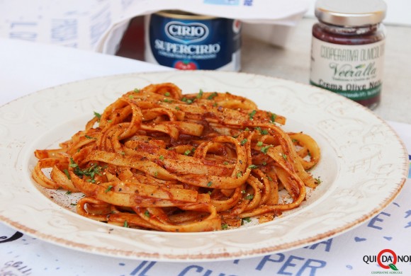 FETTUCCE ALLE ACCIUGHE, CREMA DI OLIVE E CONCENTRATO DI POMODORO