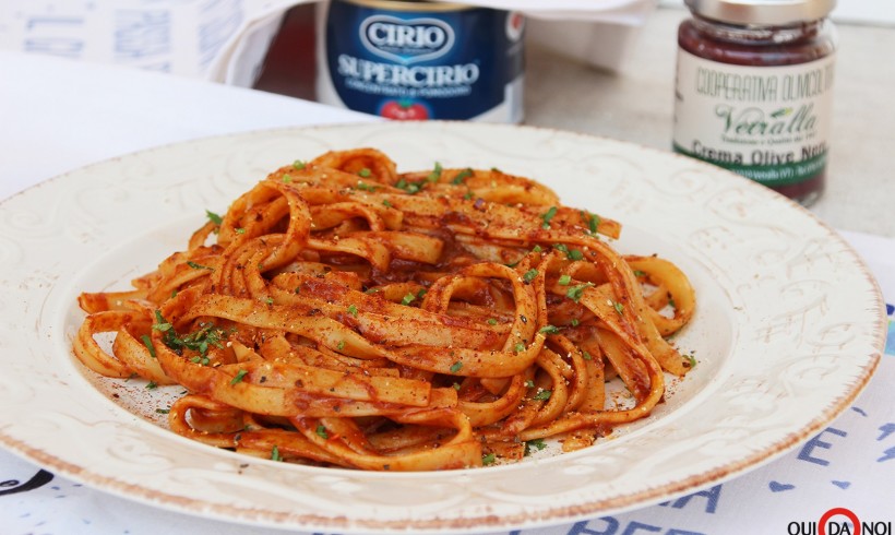 FETTUCCE ALLE ACCIUGHE, CREMA DI OLIVE E CONCENTRATO DI POMODORO