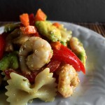 Insalata di farfalle Girolomoni, gamberi rosa, avocado, carote e pomodorini