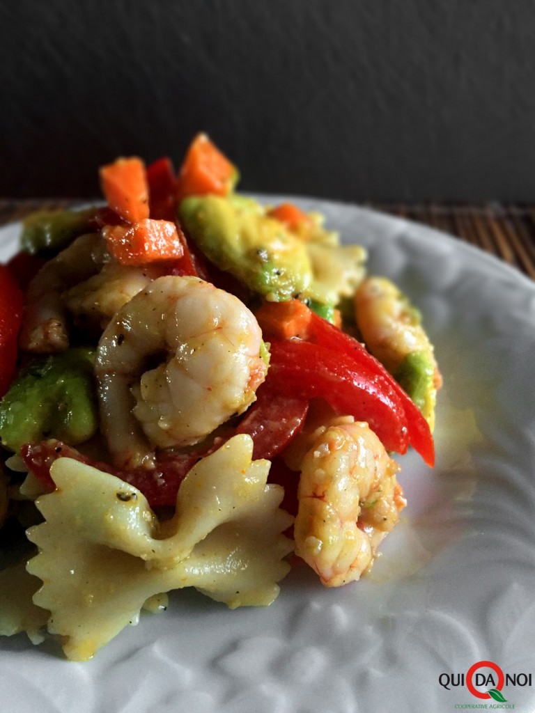 Insalata di pasta con gamberi rosa, avocado e verdure _Paola Uberti