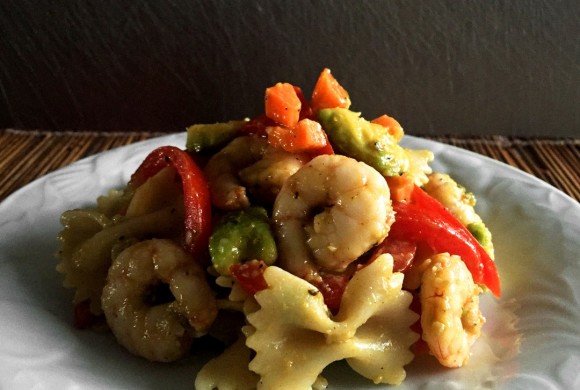 INSALATA DI PASTA CON GAMBERI ROSA, AVOCADO E VERDURE