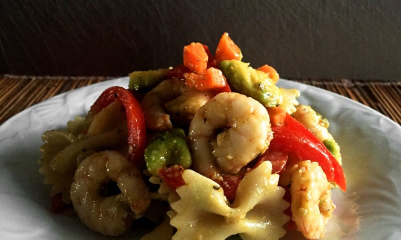 INSALATA DI PASTA CON GAMBERI ROSA, AVOCADO E VERDURE